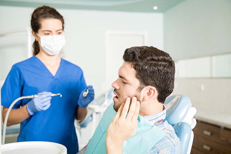 ما الذي يجب أن تعرفه عن تطعيم عظم الفك تحضيراً لزراعة الأسنان