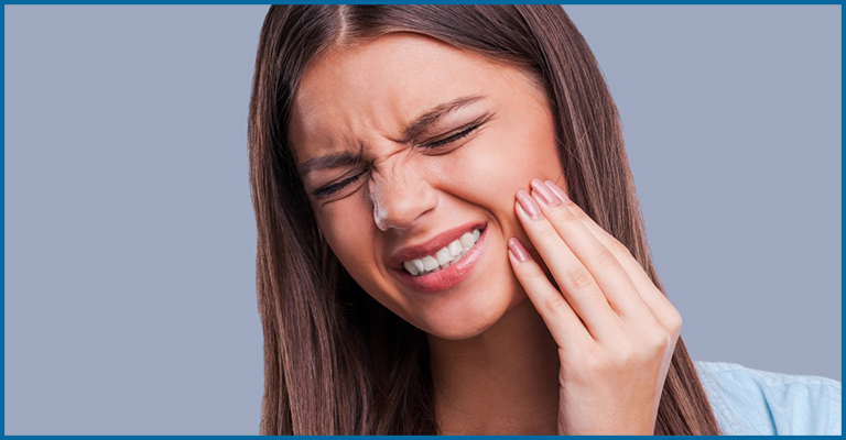 women in tooth pain